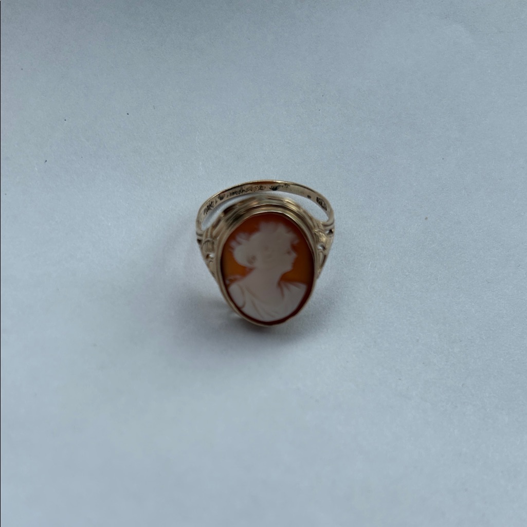 10 Kt Gold Elegant Cameo Ring